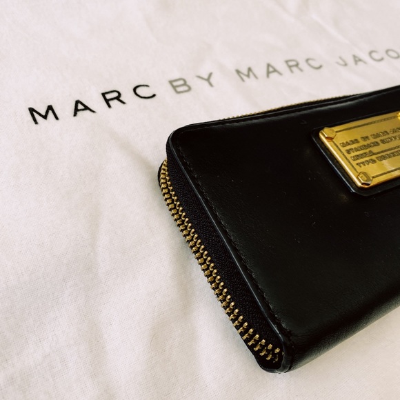 Marc by Marc Jacobs Classic Q Vertical Zip Wallet - Picture 5 of 5